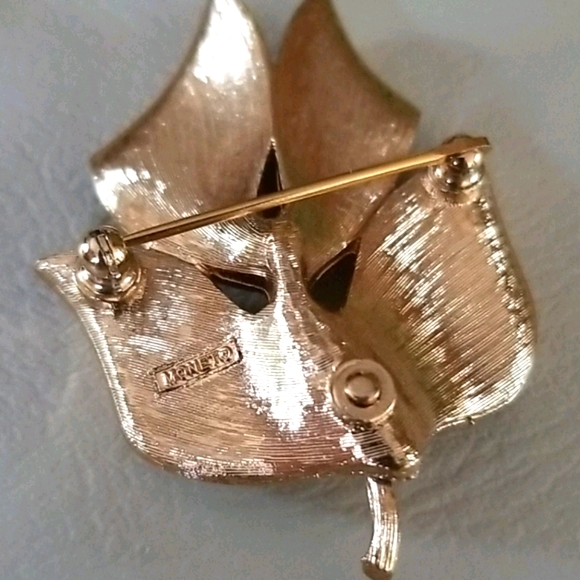Vintage Signed MONET Brushed Goldtone Leaf Brooch - Picture 15 of 15